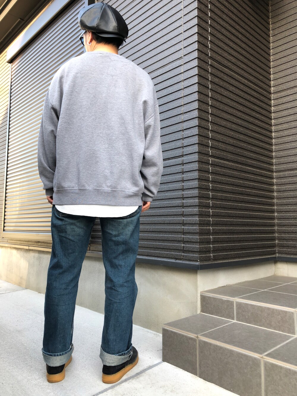 グレー系のトップスを着用したメンズの冬コーディネートの2枚目の写真