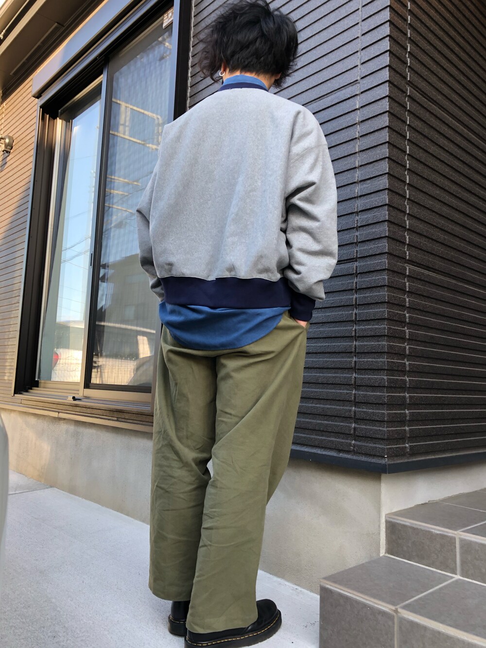 ブルー系のシャツ/ブラウス、グリーン系のパンツ、グレー系のスウェットを着用したメンズの冬コーディネートの2枚目の写真