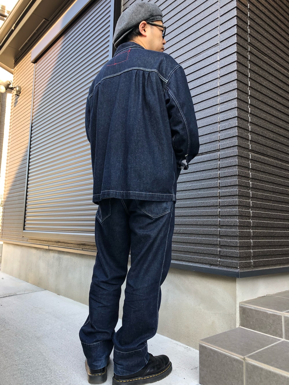 ブルー系のセットアップ、ブルー系のセットアップ、グレー系のスウェットを着用したメンズの冬コーディネートの2枚目の写真