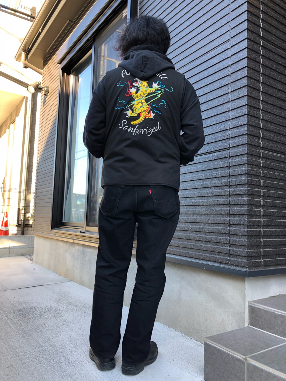 ブラック系のベストを着用したメンズの冬コーディネートの2枚目の写真