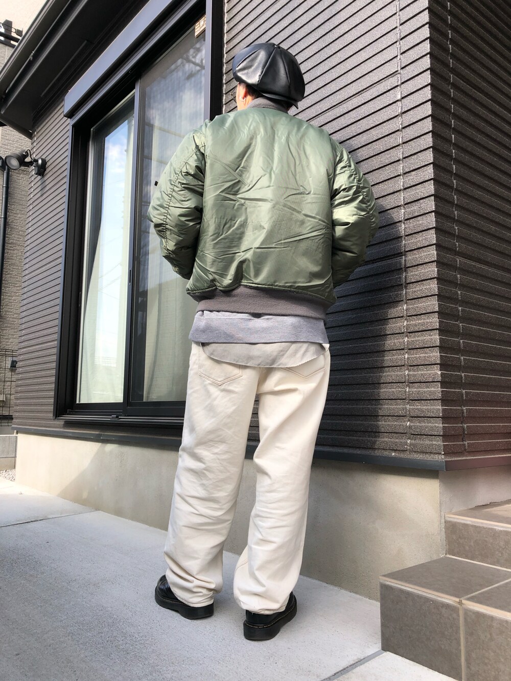 グレー系のスウェットを着用したメンズの冬コーディネートの2枚目の写真