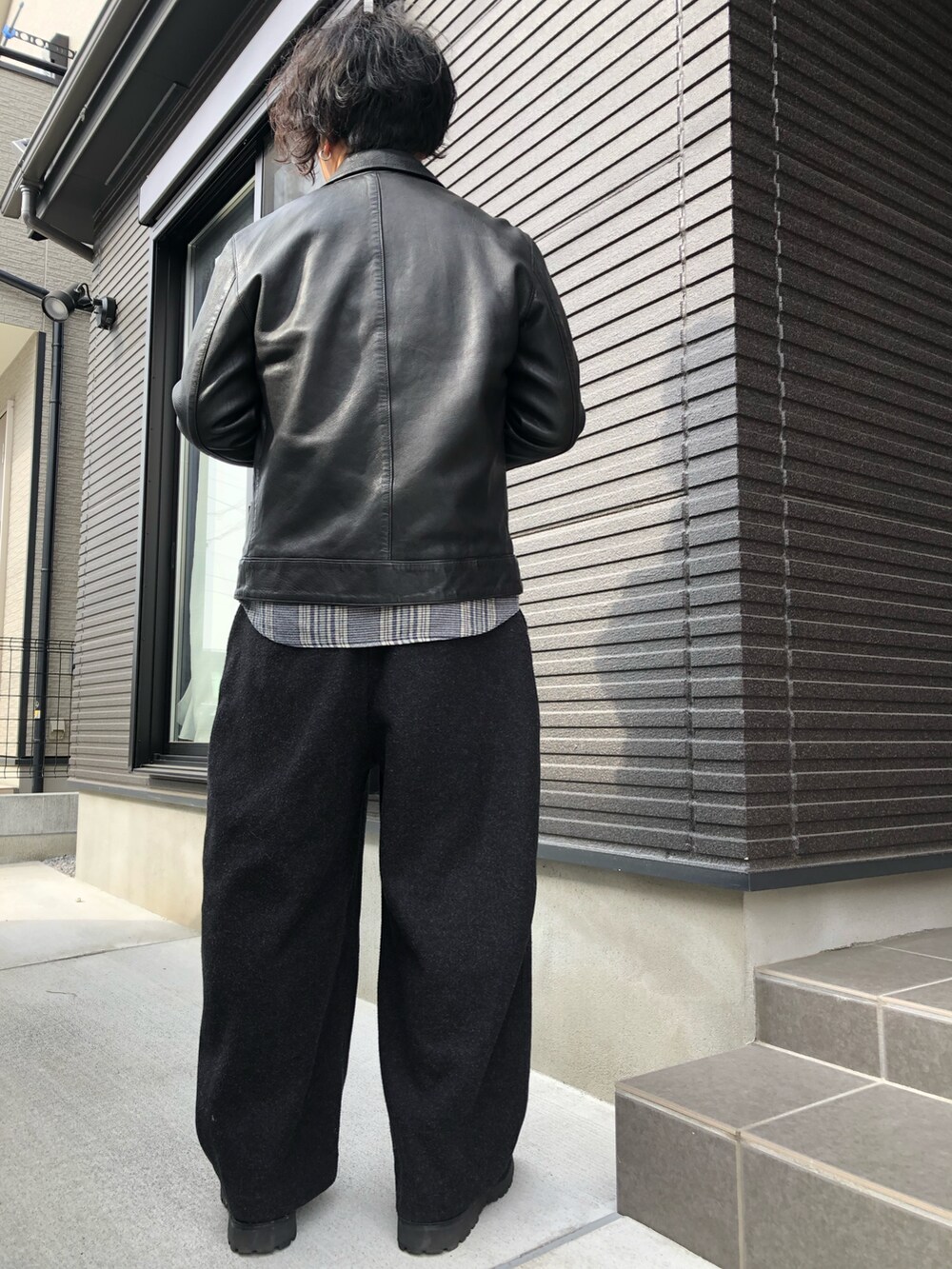 ブラック系のその他パンツを着用したメンズの冬コーディネートの2枚目の写真