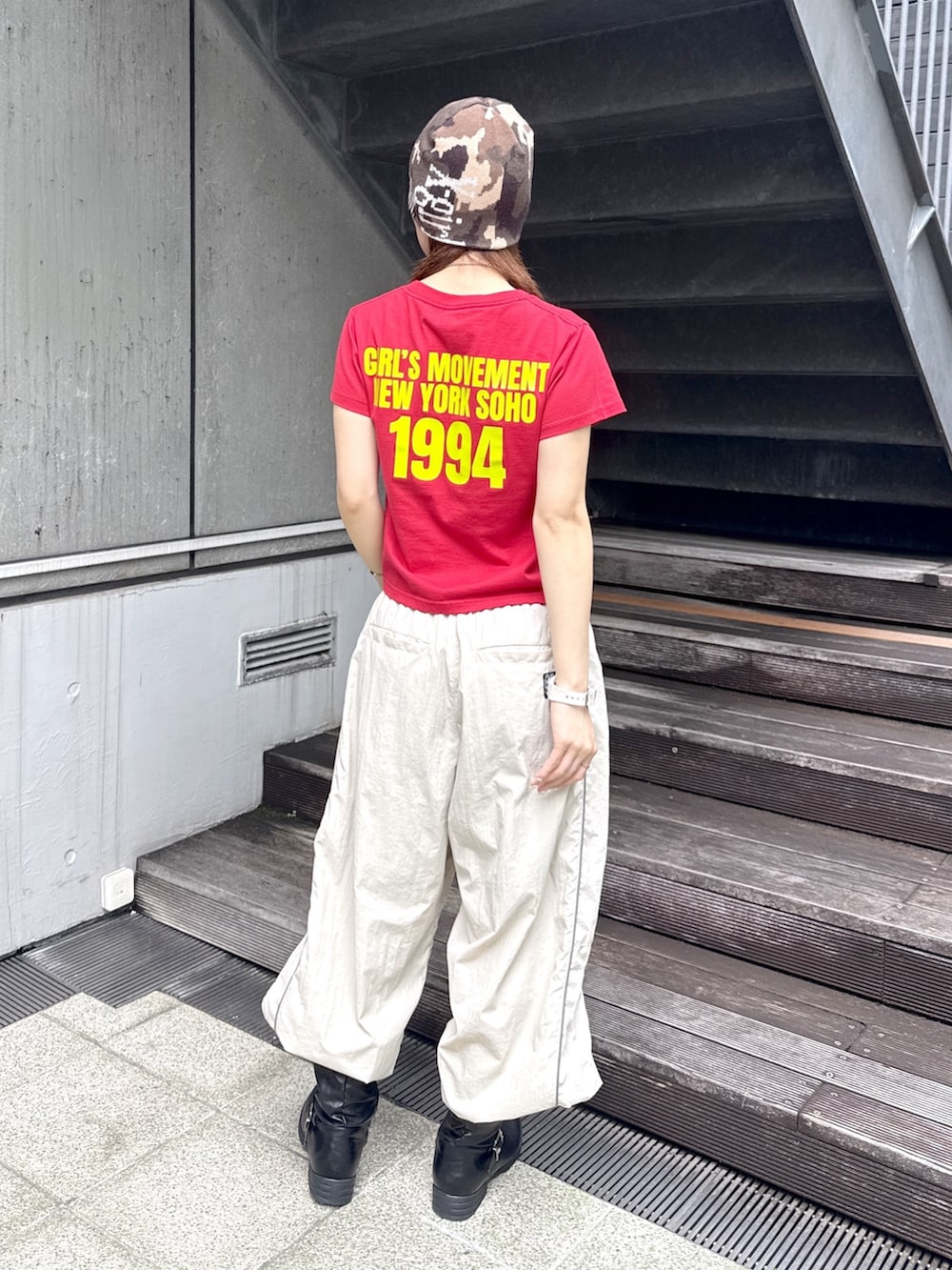 レッド系のTシャツ/カットソー、ベージュ系のその他パンツ、その他のニットキャップ/ビーニーを着用したレディースの夏コーディネートの3枚目の写真