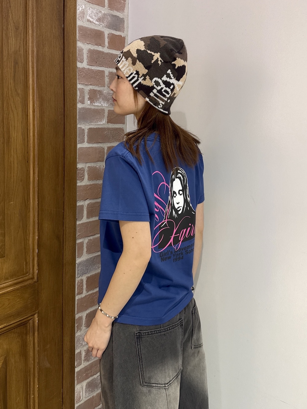 ブルー系のTシャツ/カットソー、ブラック系のデニムパンツ、その他のニットキャップ/ビーニーを着用したレディースの夏コーディネートの5枚目の写真