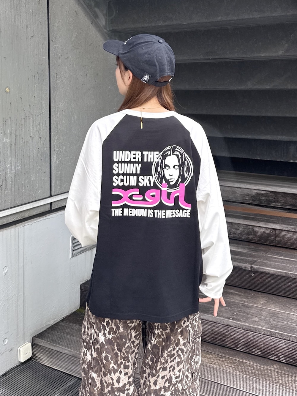 ブラック系のTシャツ/カットソー、ベージュ系のカーゴパンツ、ブラック系のキャップを着用したレディースの秋コーディネートの6枚目の写真