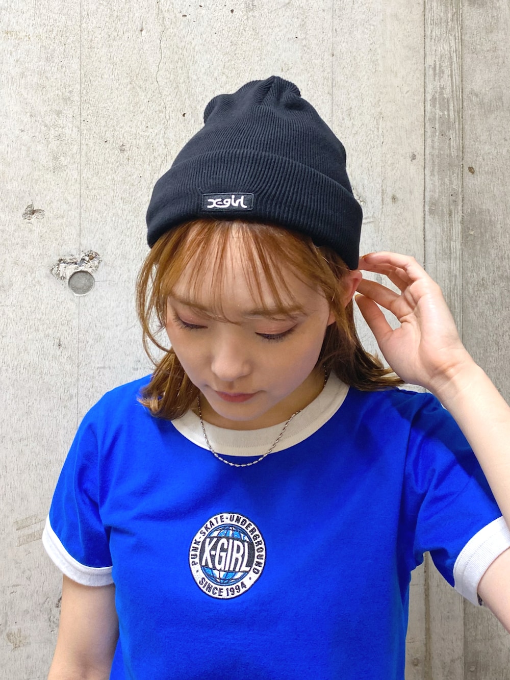 ブルー系のワンピース、ピンク系のショルダーバッグ、ブラック系のニットキャップ/ビーニーを着用したレディースの夏コーディネートの5枚目の写真