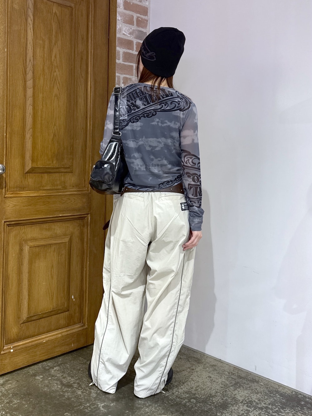 グレー系のTシャツ/カットソー、ブラック系のタンクトップ、ベージュ系のその他パンツを着用したレディースの春コーディネートの3枚目の写真