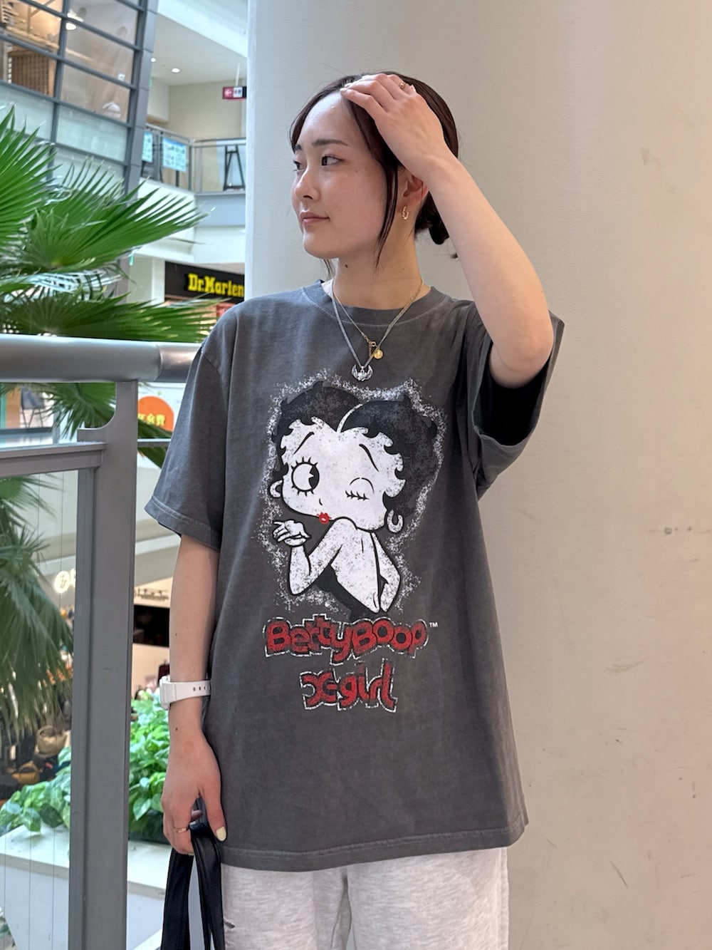 ブラック系のTシャツ/カットソー、グレー系のスウェットパンツ、ブラック系のハンドバッグを着用したレディースの夏コーディネートの3枚目の写真