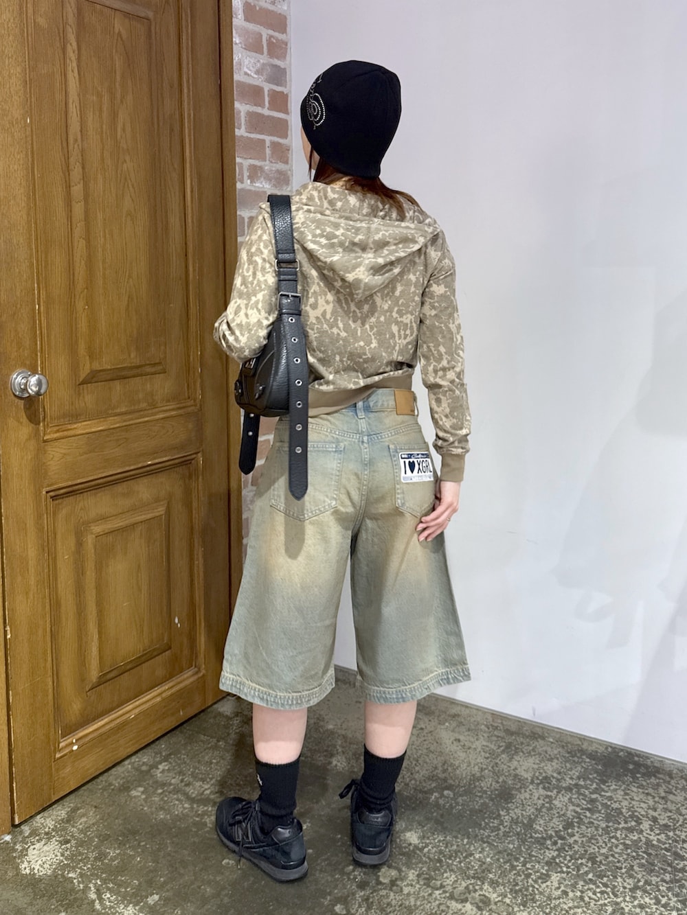 ホワイト系のTシャツ/カットソー、ベージュ系のパーカー、ブルー系のデニムパンツを着用したレディースの春コーディネートの3枚目の写真