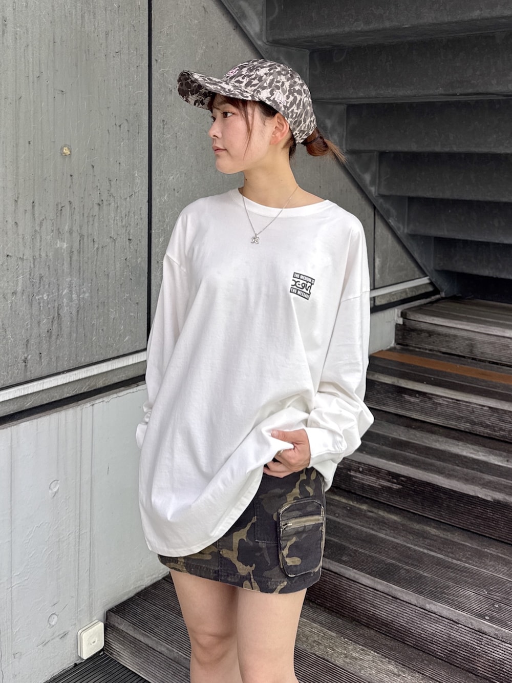 ホワイト系のワンピース、その他のスカート、ブルー系のハンドバッグを着用したレディースの夏コーディネートの4枚目の写真