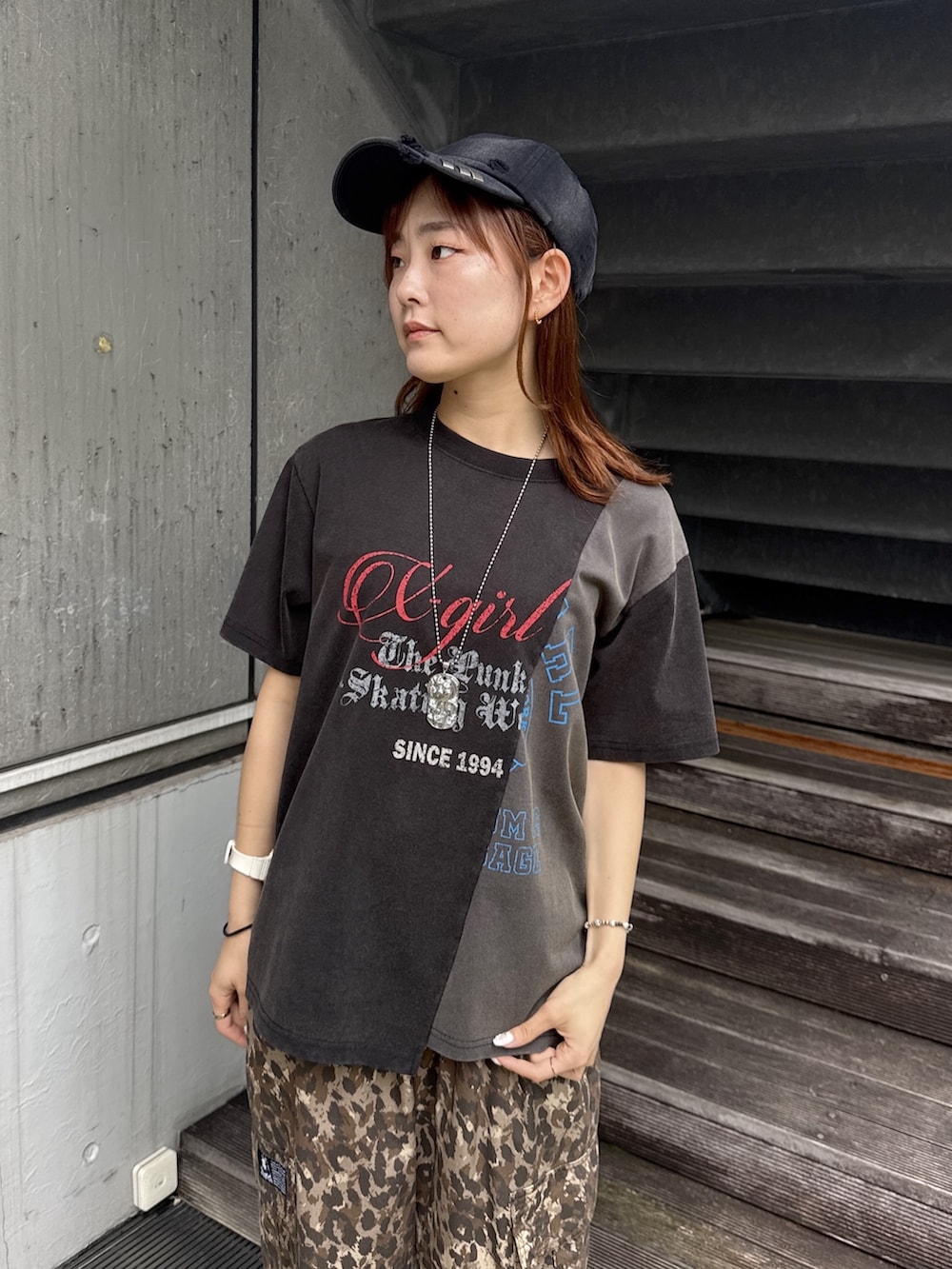ブラック系のTシャツ/カットソー、ベージュ系のカーゴパンツ、グリーン系のショルダーバッグを着用したレディースの夏コーディネートの4枚目の写真