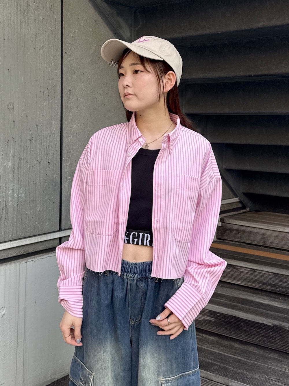 ブラック系のTシャツ/カットソー、ピンク系のシャツ/ブラウス、ブルー系のデニムパンツを着用したレディースの春コーディネートの4枚目の写真