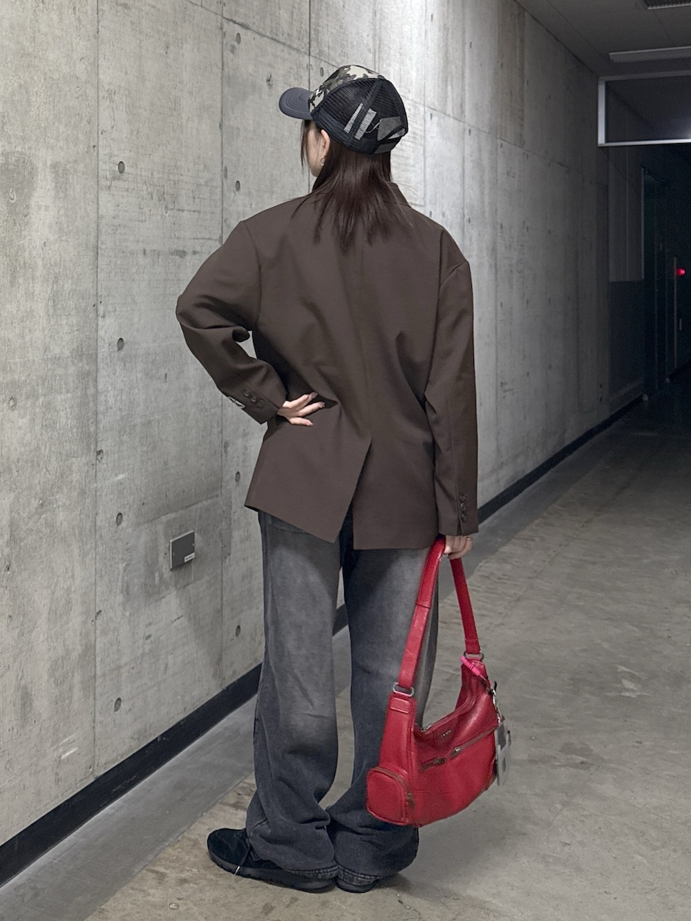 ブラウン系のテーラードジャケット、ブラック系のスウェットパンツ、ベージュ系のTシャツ/カットソーを着用したレディースの春コーディネートの3枚目の写真