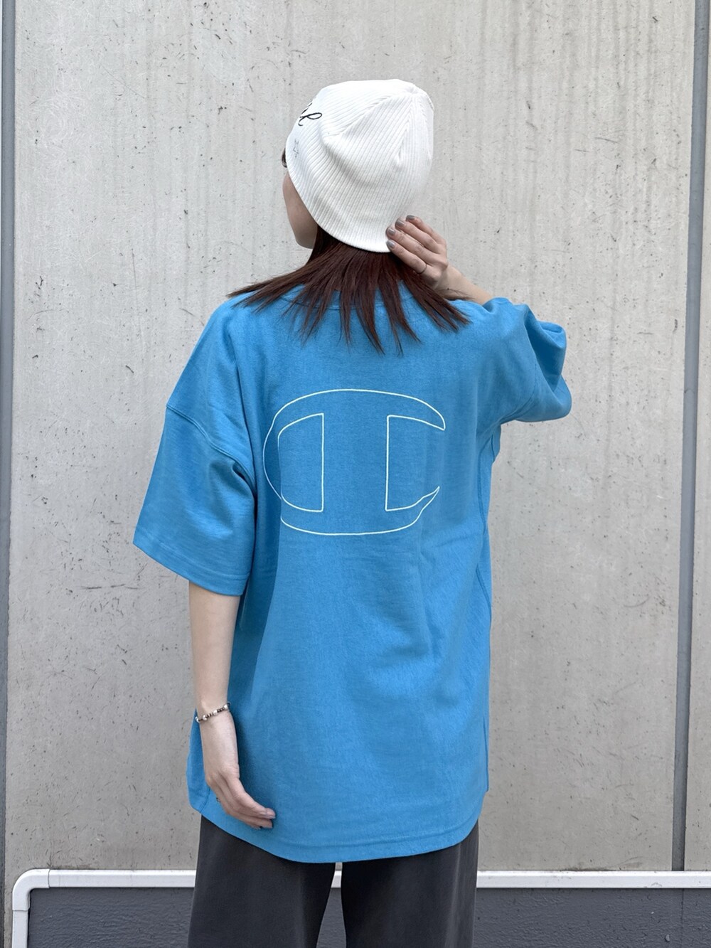 ブラック系のスウェットパンツ、ブルー系のTシャツ/カットソー、ブラック系のバックパック/リュックを着用したレディースの春コーディネートの6枚目の写真