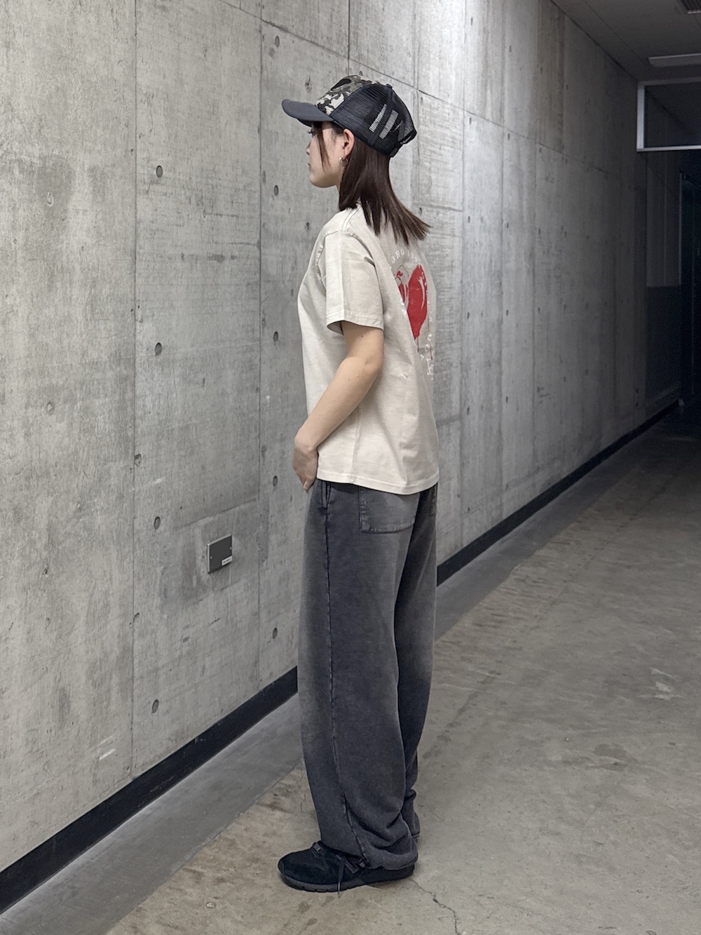 ブラウン系のテーラードジャケット、ブラック系のスウェットパンツ、ベージュ系のTシャツ/カットソーを着用したレディースの春コーディネートの5枚目の写真