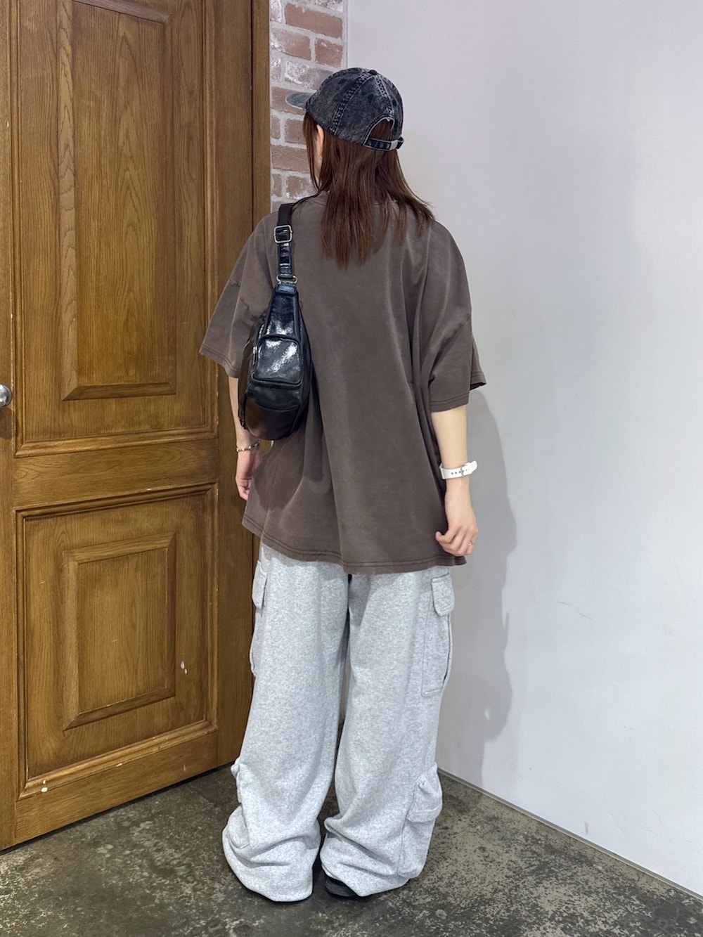 ブラウン系のワンピース、グレー系のスウェットパンツ、ブラック系のショルダーバッグを着用したレディースの夏コーディネートの3枚目の写真