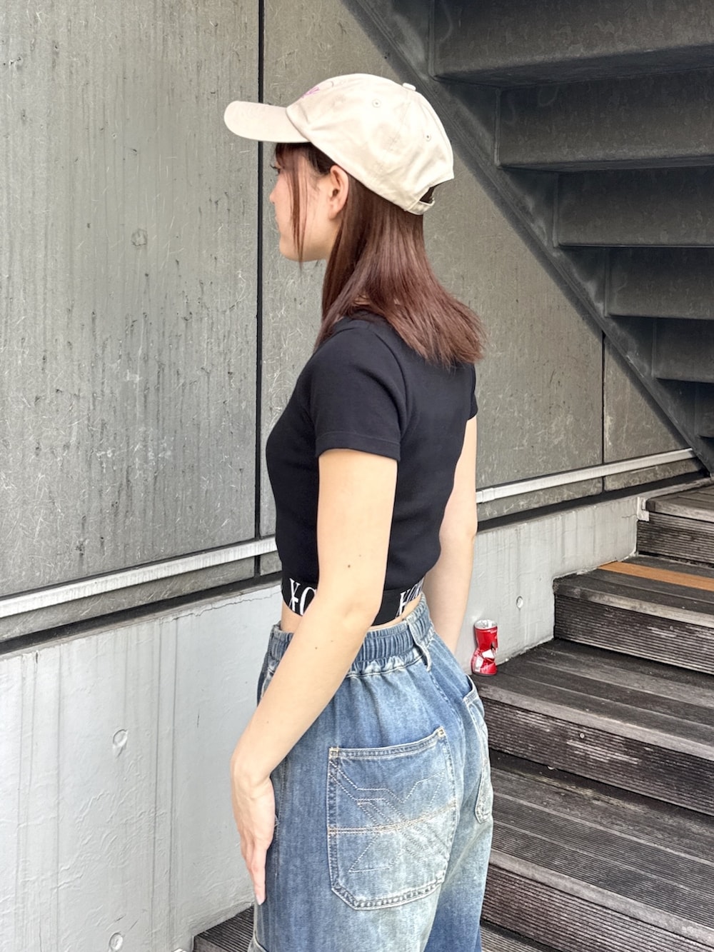 ブラック系のTシャツ/カットソー、ピンク系のシャツ/ブラウス、ブルー系のデニムパンツを着用したレディースの春コーディネートの8枚目の写真