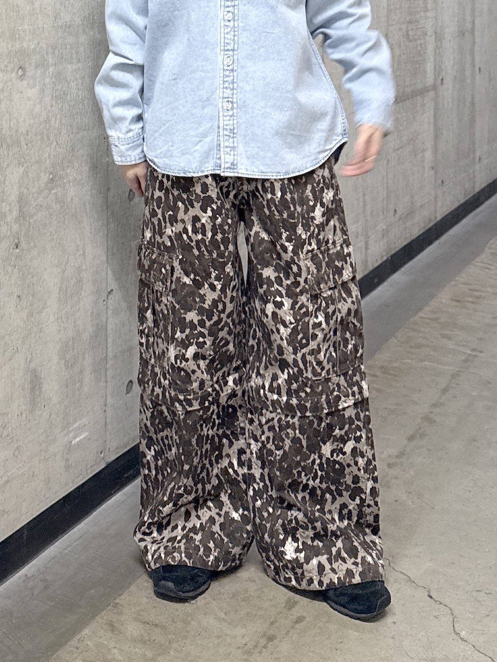 ブルー系のシャツ/ブラウス、ベージュ系のカーゴパンツ、ホワイト系のショルダーバッグを着用したレディースの春コーディネートの6枚目の写真