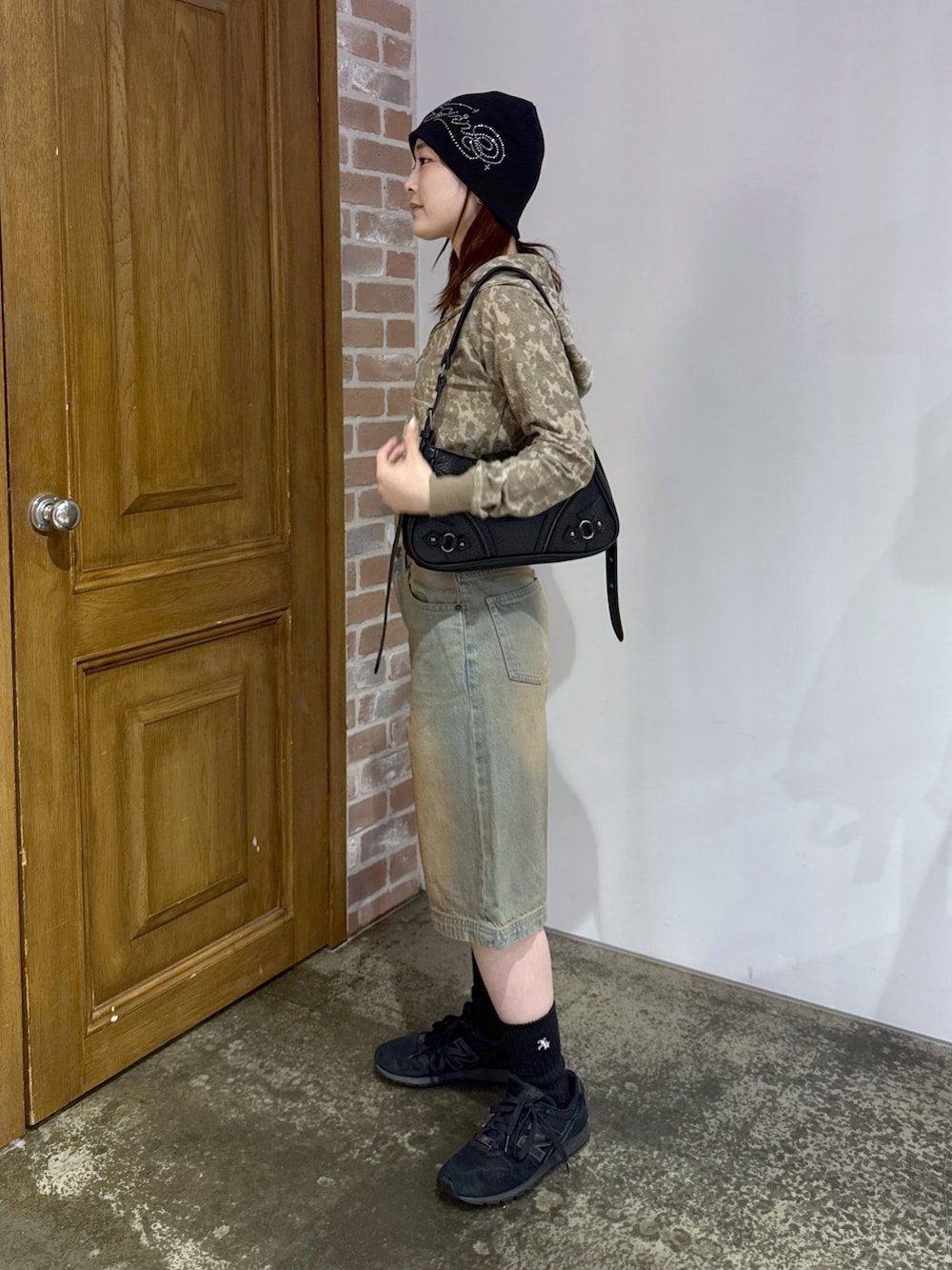 ホワイト系のTシャツ/カットソー、ベージュ系のパーカー、ブルー系のデニムパンツを着用したレディースの春コーディネートの2枚目の写真