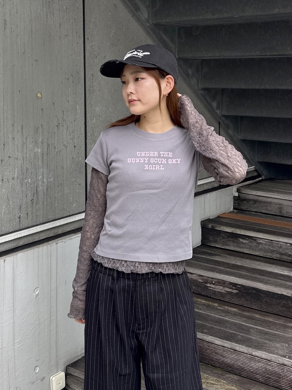 グレー系のTシャツ/カットソー、ブラック系のその他パンツ、ベージュ系のバックパック/リュックを着用したレディースの秋コーディネートの4枚目の写真