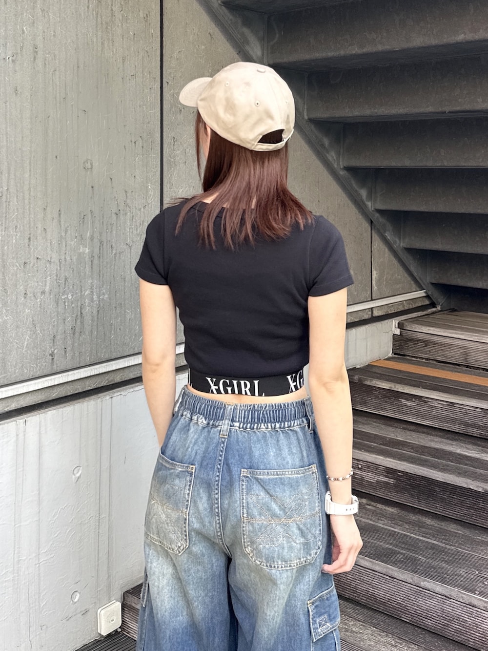 ブラック系のTシャツ/カットソー、ピンク系のシャツ/ブラウス、ブルー系のデニムパンツを着用したレディースの春コーディネートの9枚目の写真