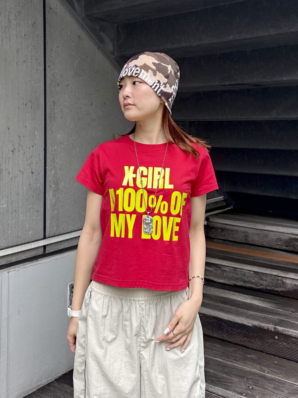 レッド系のTシャツ/カットソー、ベージュ系のその他パンツ、その他のニットキャップ/ビーニーを着用したレディースの夏コーディネートの4枚目の写真
