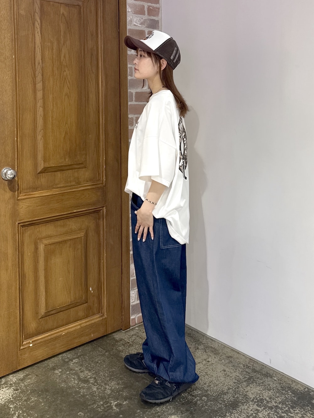 ホワイト系のワンピース、ブルー系のその他パンツ、ブラウン系のキャップを着用したレディースの夏コーディネートの3枚目の写真