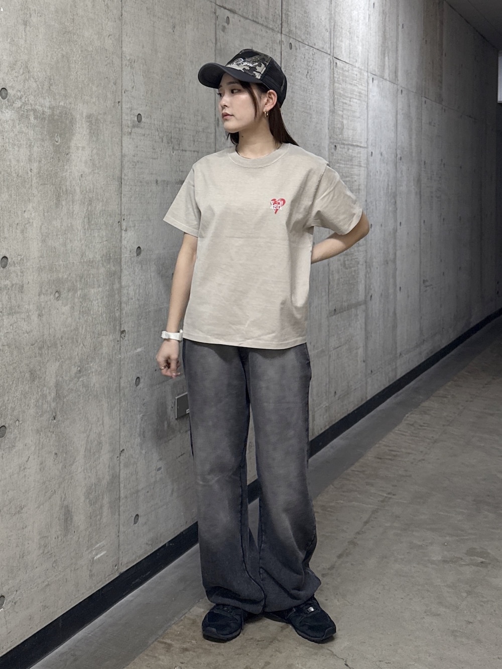 ブラウン系のテーラードジャケット、ブラック系のスウェットパンツ、ベージュ系のTシャツ/カットソーを着用したレディースの春コーディネートの4枚目の写真