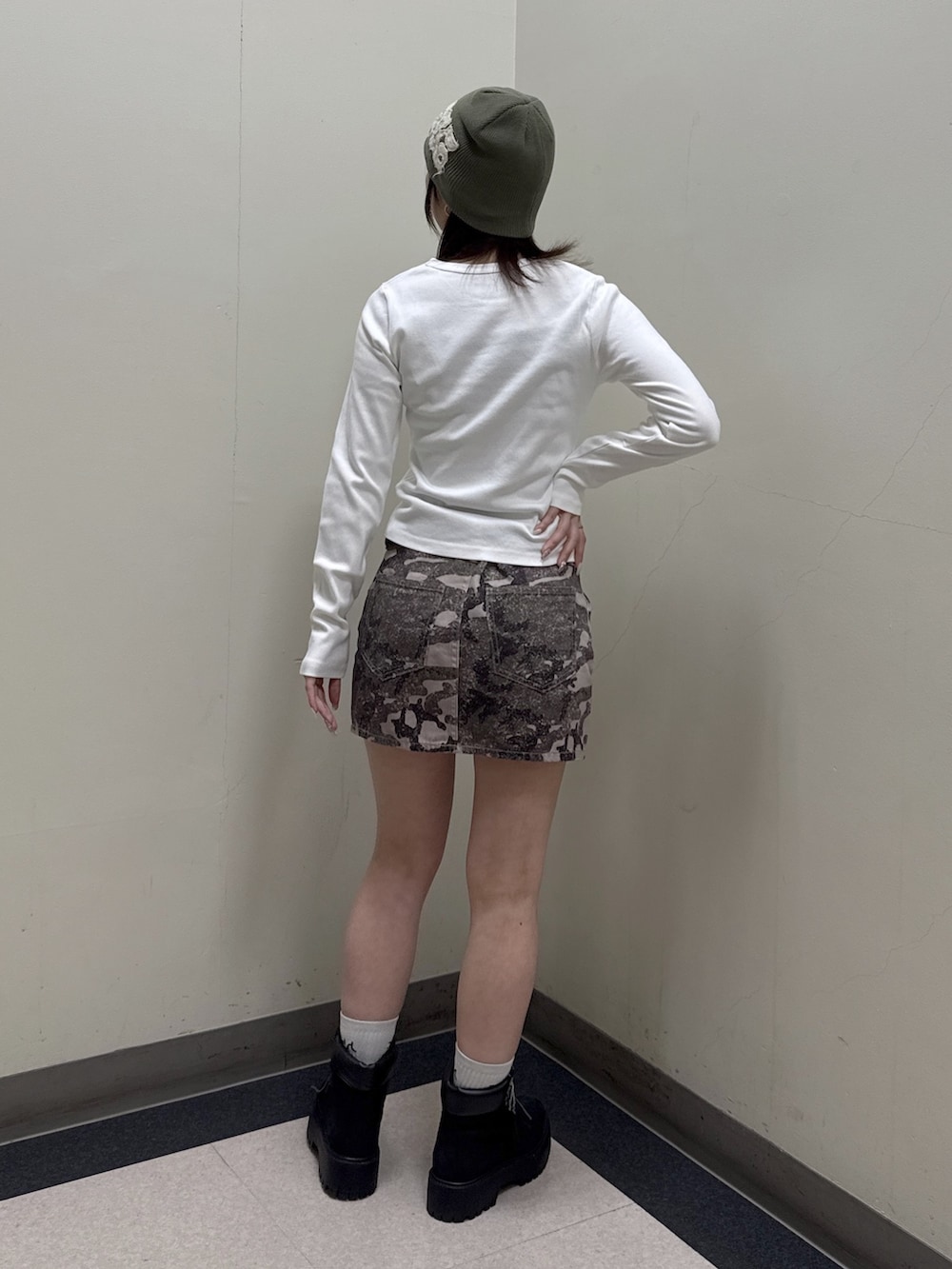 ブラック系のパーカー、その他のスカート、ピンク系のショルダーバッグを着用したレディースの冬コーディネートの8枚目の写真