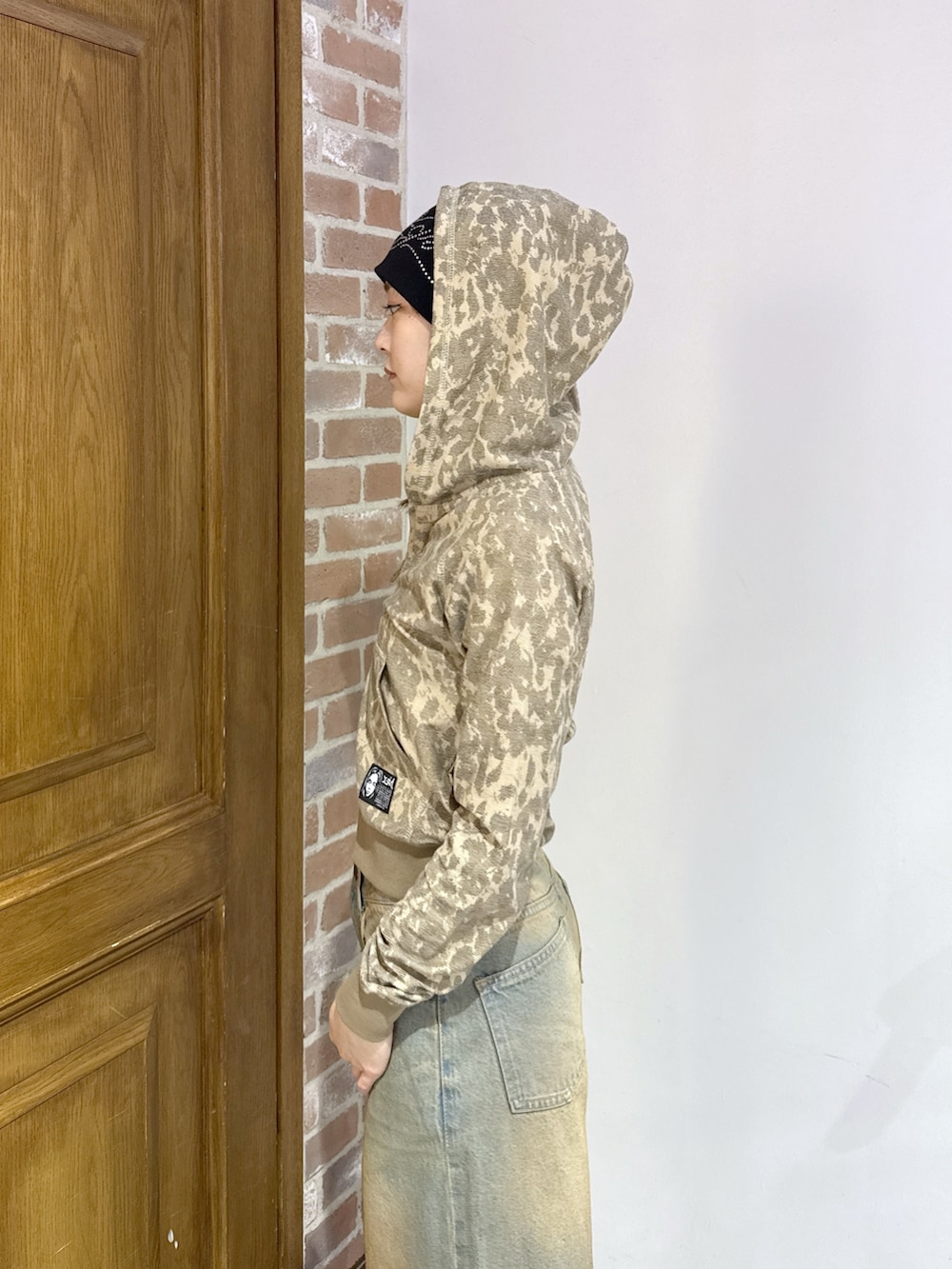 ホワイト系のTシャツ/カットソー、ベージュ系のパーカー、ブルー系のデニムパンツを着用したレディースの春コーディネートの5枚目の写真