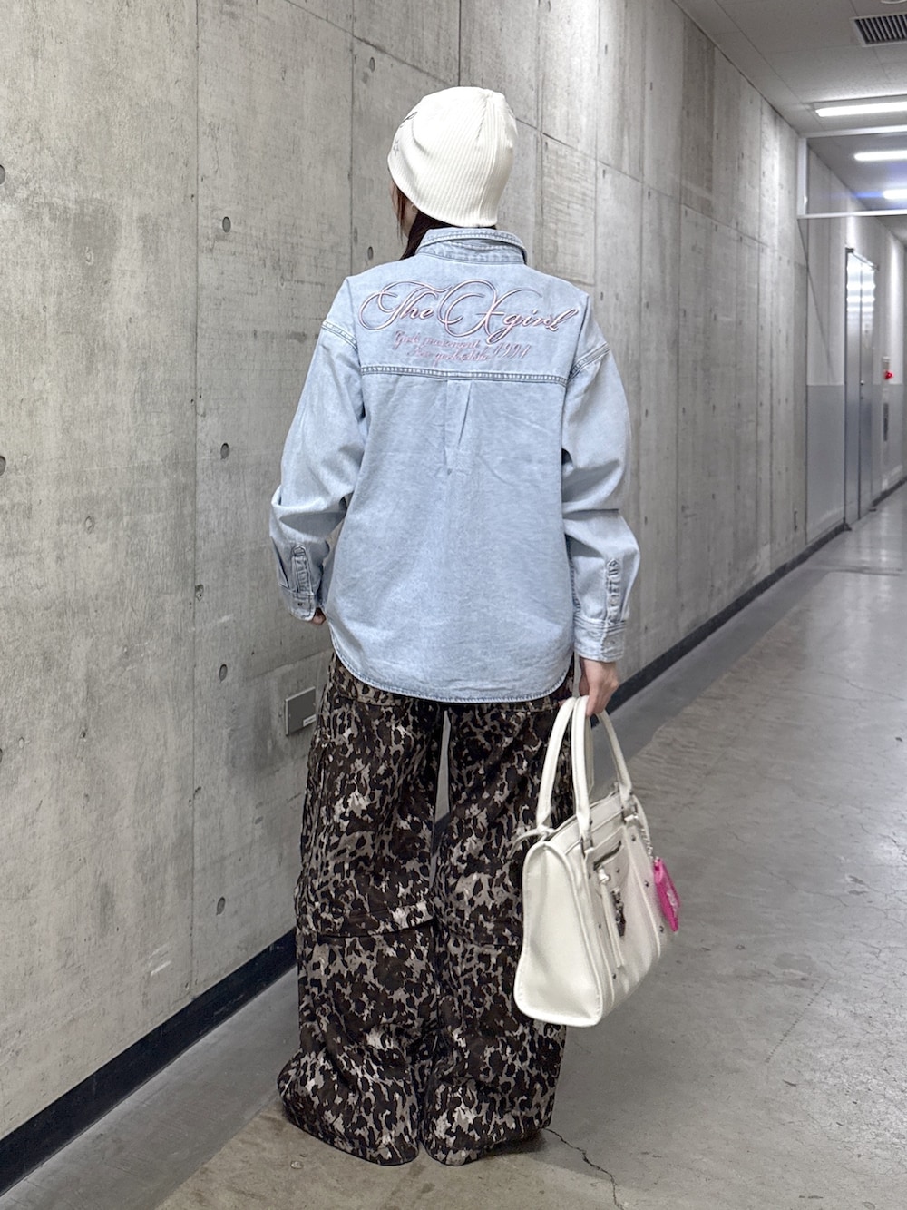 ブルー系のシャツ/ブラウス、ベージュ系のカーゴパンツ、ホワイト系のショルダーバッグを着用したレディースの春コーディネートの3枚目の写真