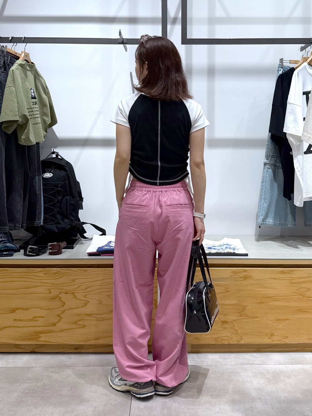 ブラック系のTシャツ/カットソー、ピンク系のその他パンツ、ブラック系のハンドバッグを着用したレディースの夏コーディネートの2枚目の写真