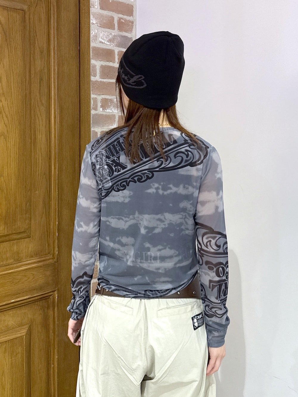 グレー系のTシャツ/カットソー、ブラック系のタンクトップ、ベージュ系のその他パンツを着用したレディースの春コーディネートの6枚目の写真