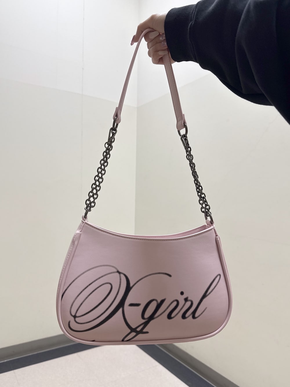 ブラック系のパーカー、その他のスカート、ピンク系のショルダーバッグを着用したレディースの冬コーディネートの9枚目の写真