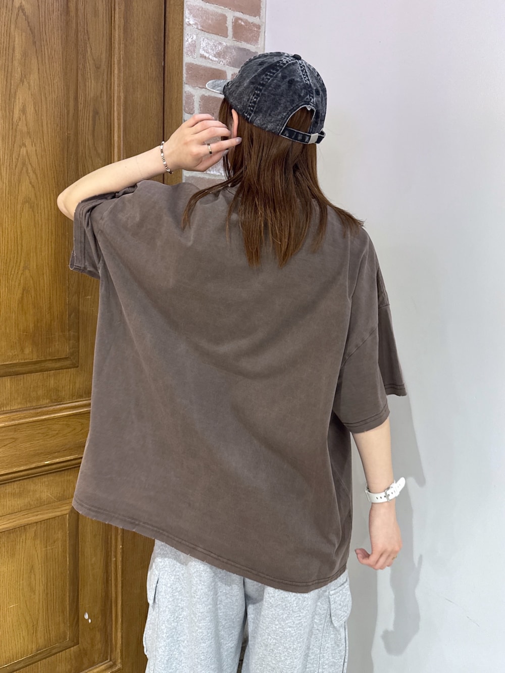ブラウン系のワンピース、グレー系のスウェットパンツ、ブラック系のショルダーバッグを着用したレディースの夏コーディネートの6枚目の写真