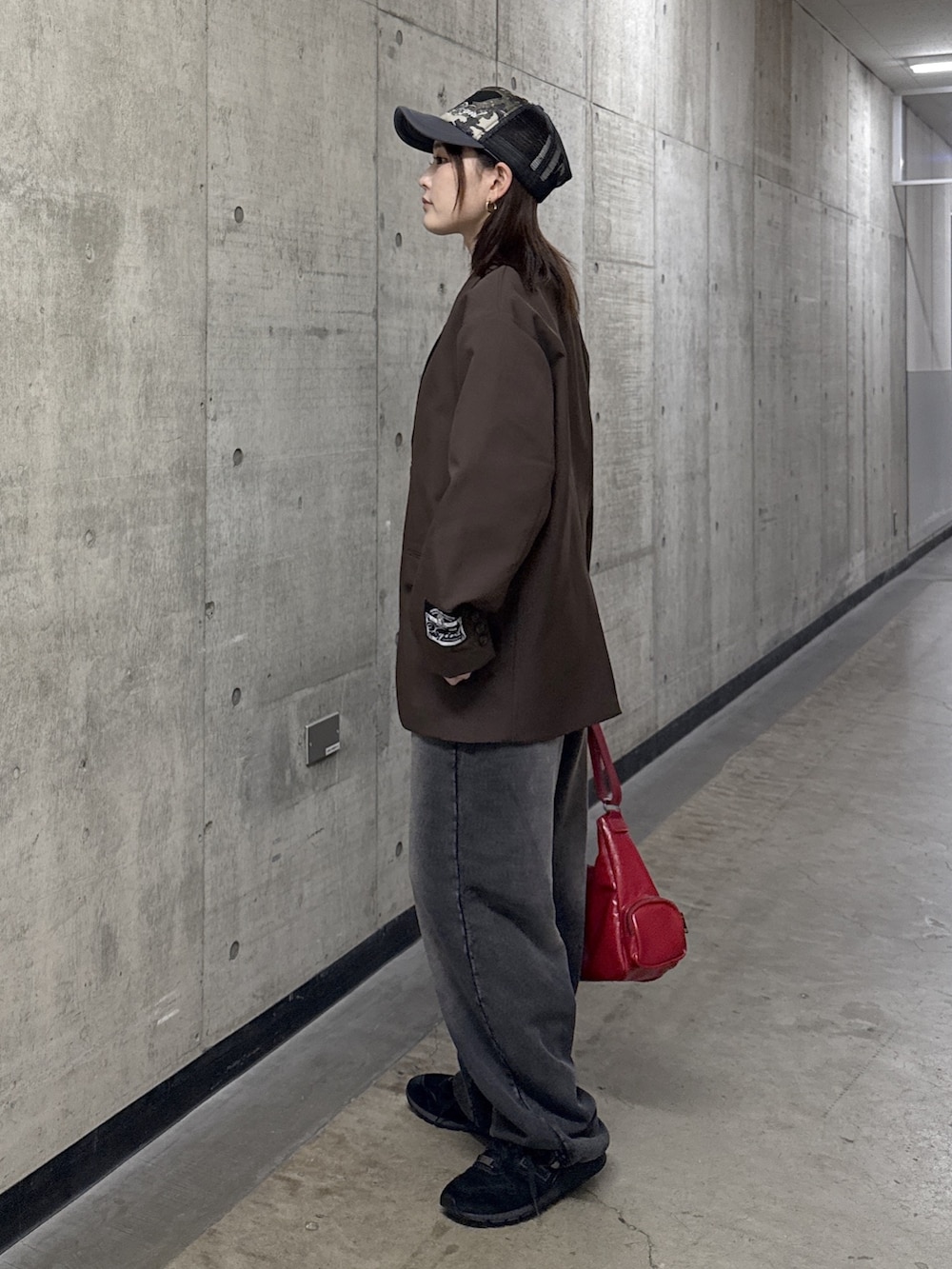 ブラウン系のテーラードジャケット、ブラック系のスウェットパンツ、ベージュ系のTシャツ/カットソーを着用したレディースの春コーディネートの2枚目の写真