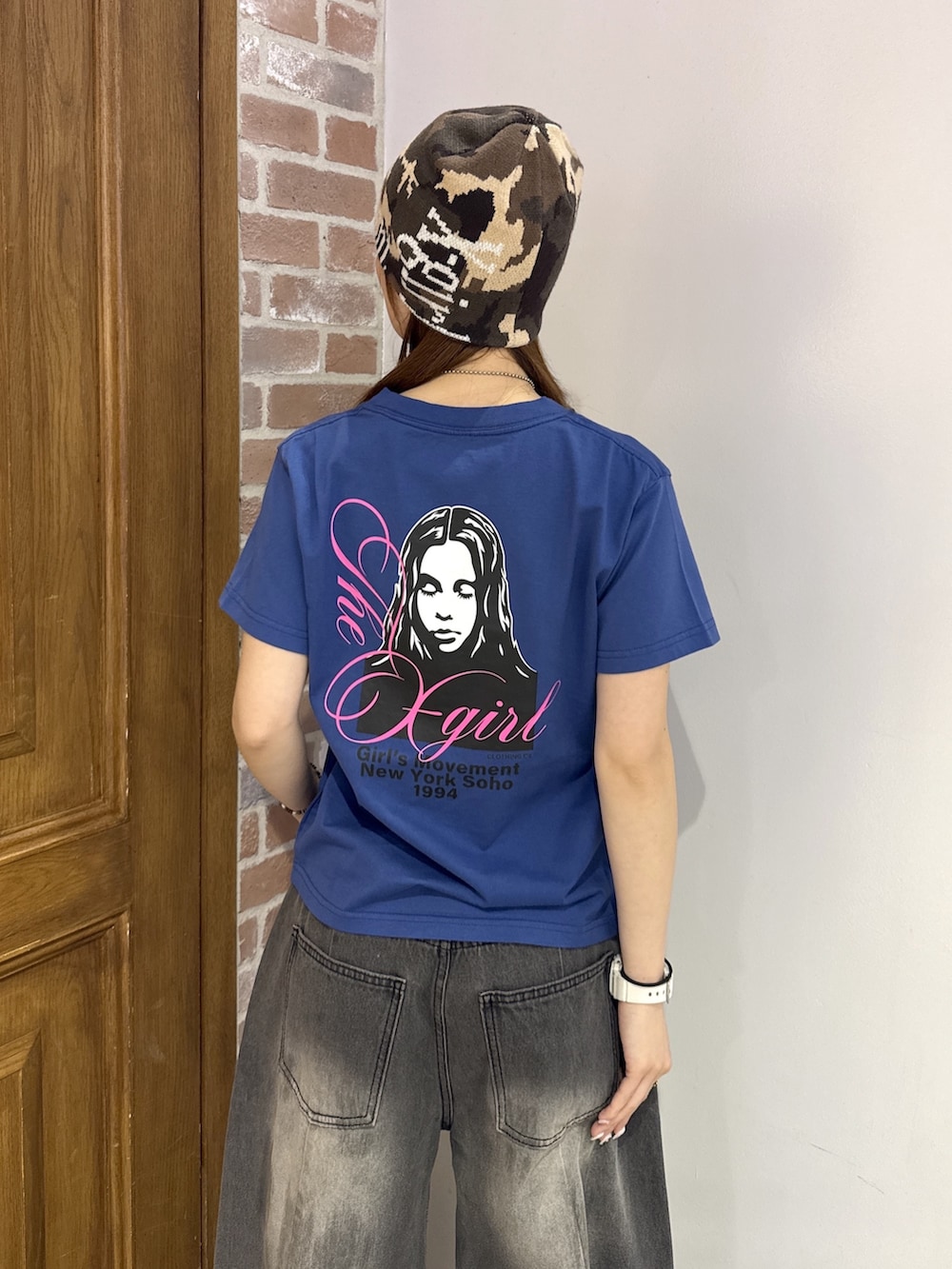 ブルー系のTシャツ/カットソー、ブラック系のデニムパンツ、その他のニットキャップ/ビーニーを着用したレディースの夏コーディネートの6枚目の写真