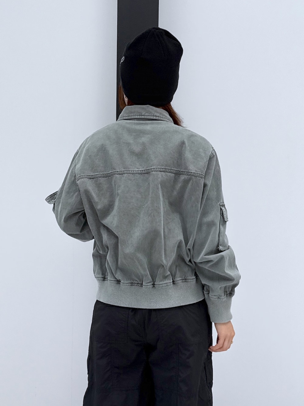 ブラック系のカーゴパンツ、ゴールド系のハンドバッグ、ブラック系のTシャツ/カットソーを着用したレディースの秋コーディネートの6枚目の写真