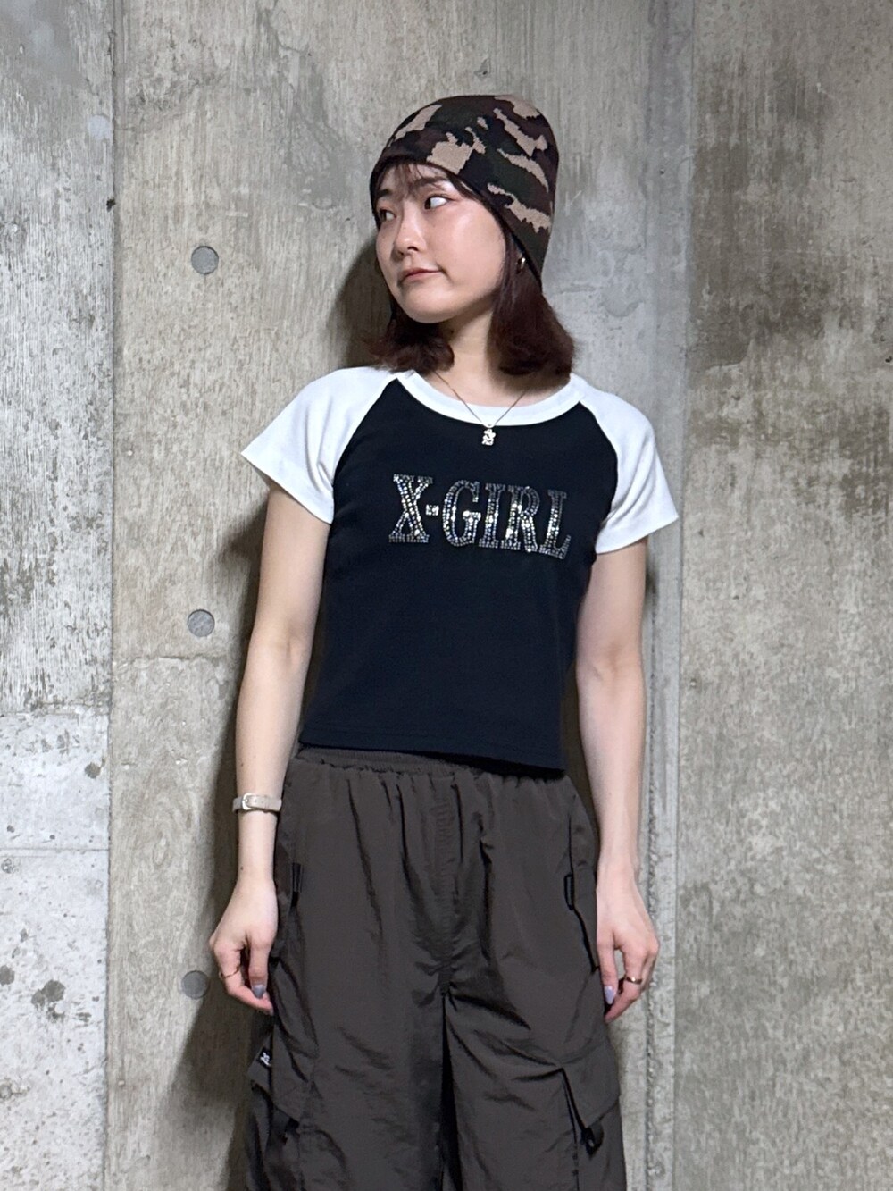 ブラック系のTシャツ/カットソー、グレー系のカーゴパンツ、ブラウン系のショルダーバッグを着用したレディースの夏コーディネートの3枚目の写真