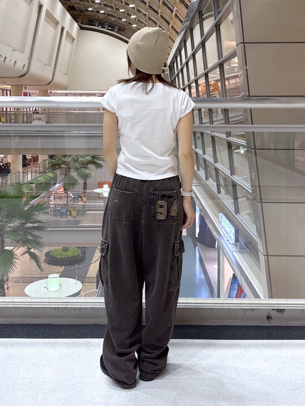 ブラック系のパーカー、ブラック系のスウェットパンツ、ホワイト系のTシャツ/カットソーを着用したレディースの冬コーディネートの6枚目の写真