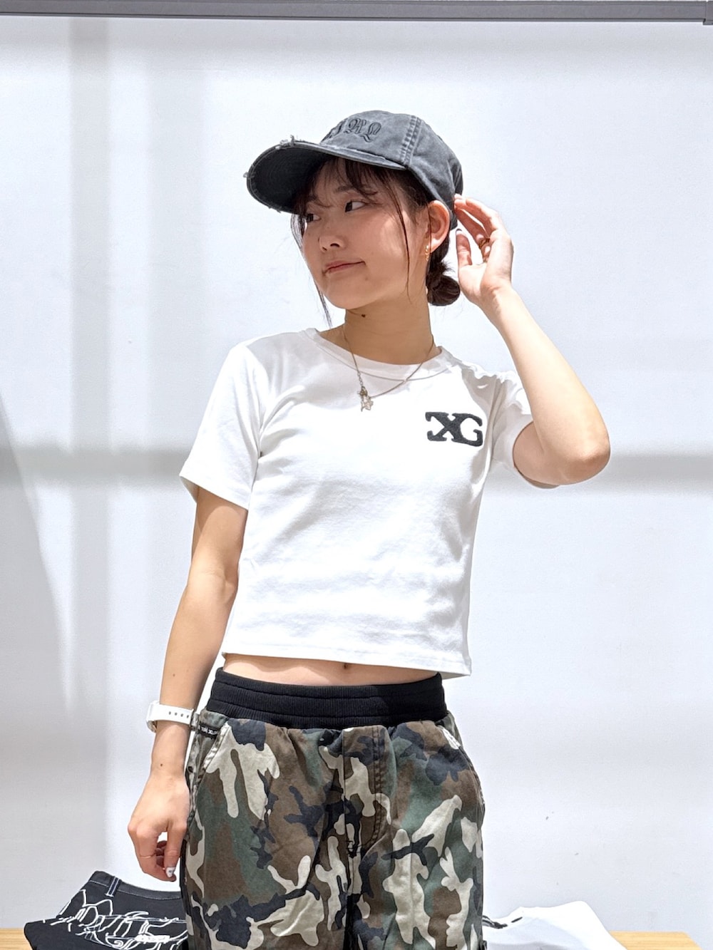 その他のその他パンツ、ホワイト系のTシャツ/カットソー、ブラック系のショルダーバッグを着用したレディースの夏コーディネートの3枚目の写真
