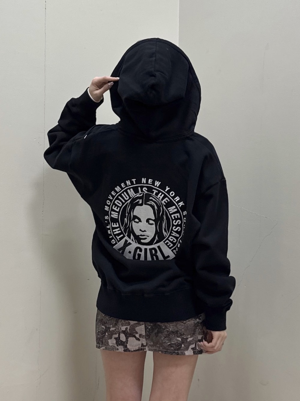 ブラック系のパーカー、その他のスカート、ピンク系のショルダーバッグを着用したレディースの冬コーディネートの5枚目の写真