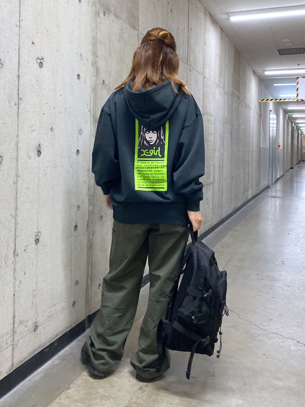 グリーン系のその他パンツ、グレー系のパーカーを着用したレディースの秋コーディネートの2枚目の写真