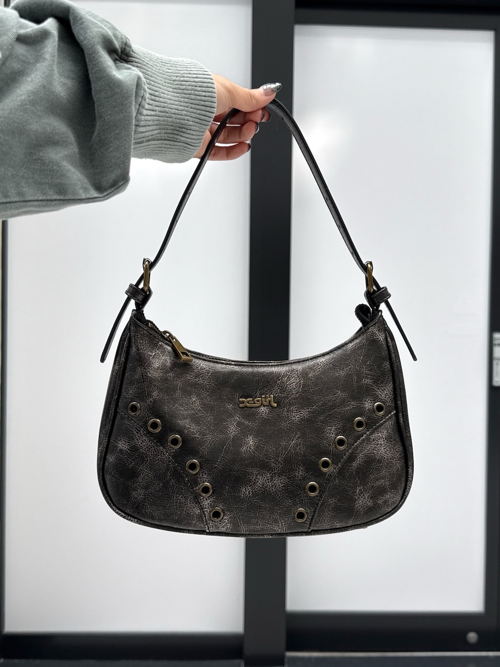 ブラック系のカーゴパンツ、ゴールド系のハンドバッグ、ブラック系のTシャツ/カットソーを着用したレディースの秋コーディネートの10枚目の写真