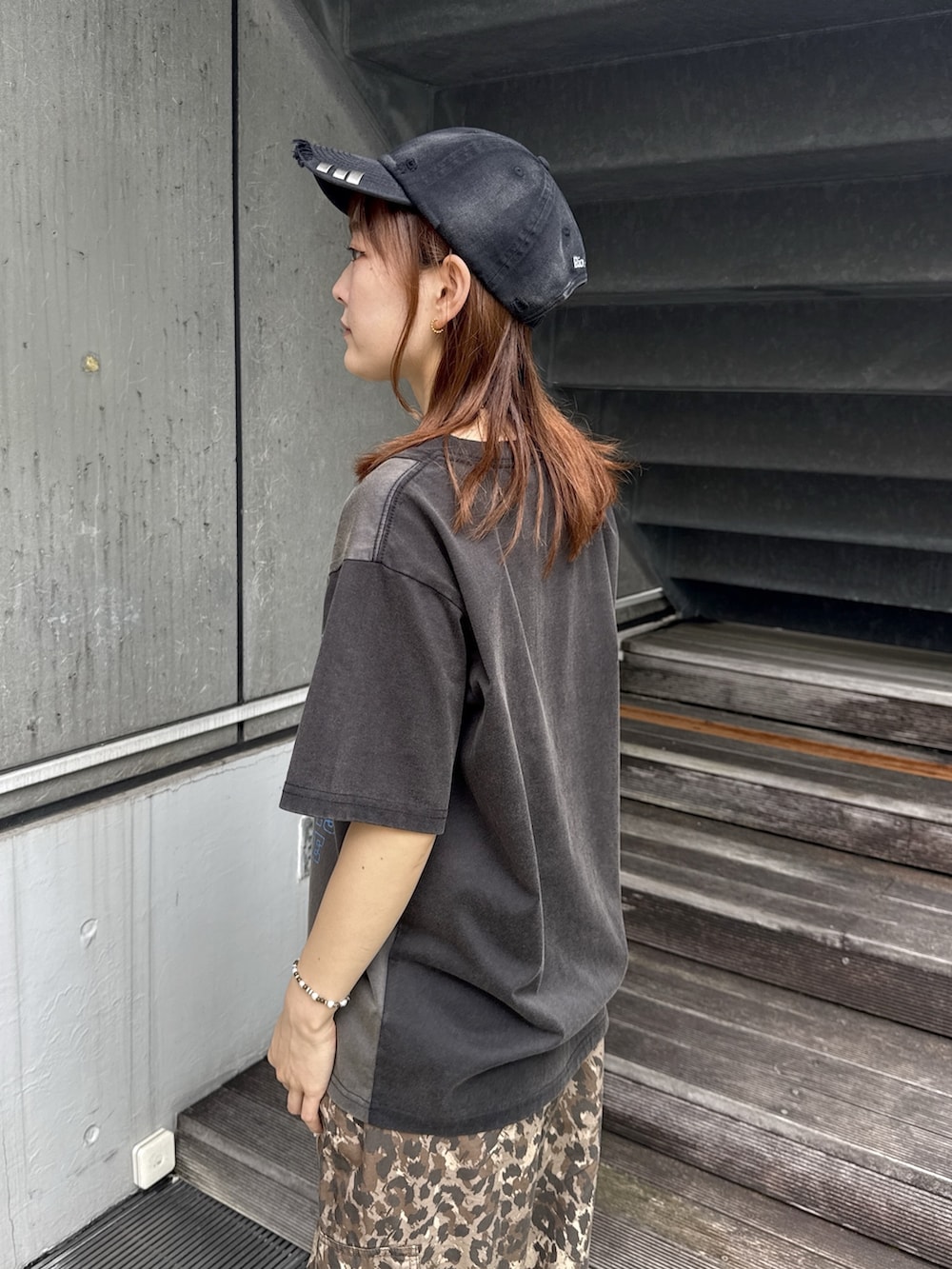 ブラック系のTシャツ/カットソー、ベージュ系のカーゴパンツ、グリーン系のショルダーバッグを着用したレディースの夏コーディネートの5枚目の写真
