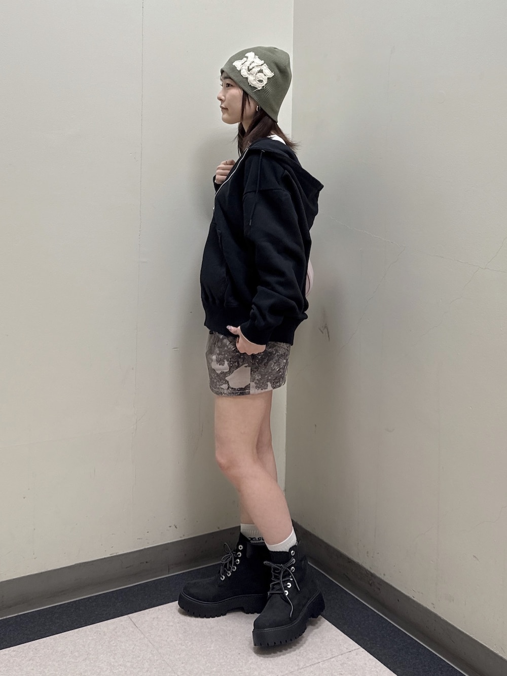 ブラック系のパーカー、その他のスカート、ピンク系のショルダーバッグを着用したレディースの冬コーディネートの3枚目の写真