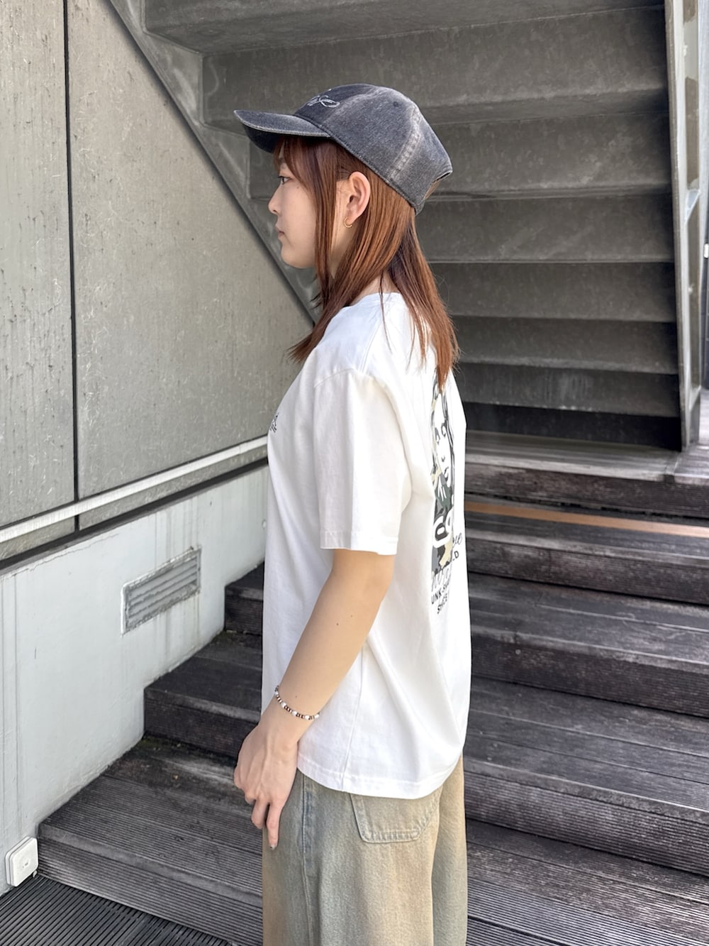 ホワイト系のTシャツ/カットソー、ブルー系のデニムパンツ、レッド系のショルダーバッグを着用したレディースの夏コーディネートの5枚目の写真
