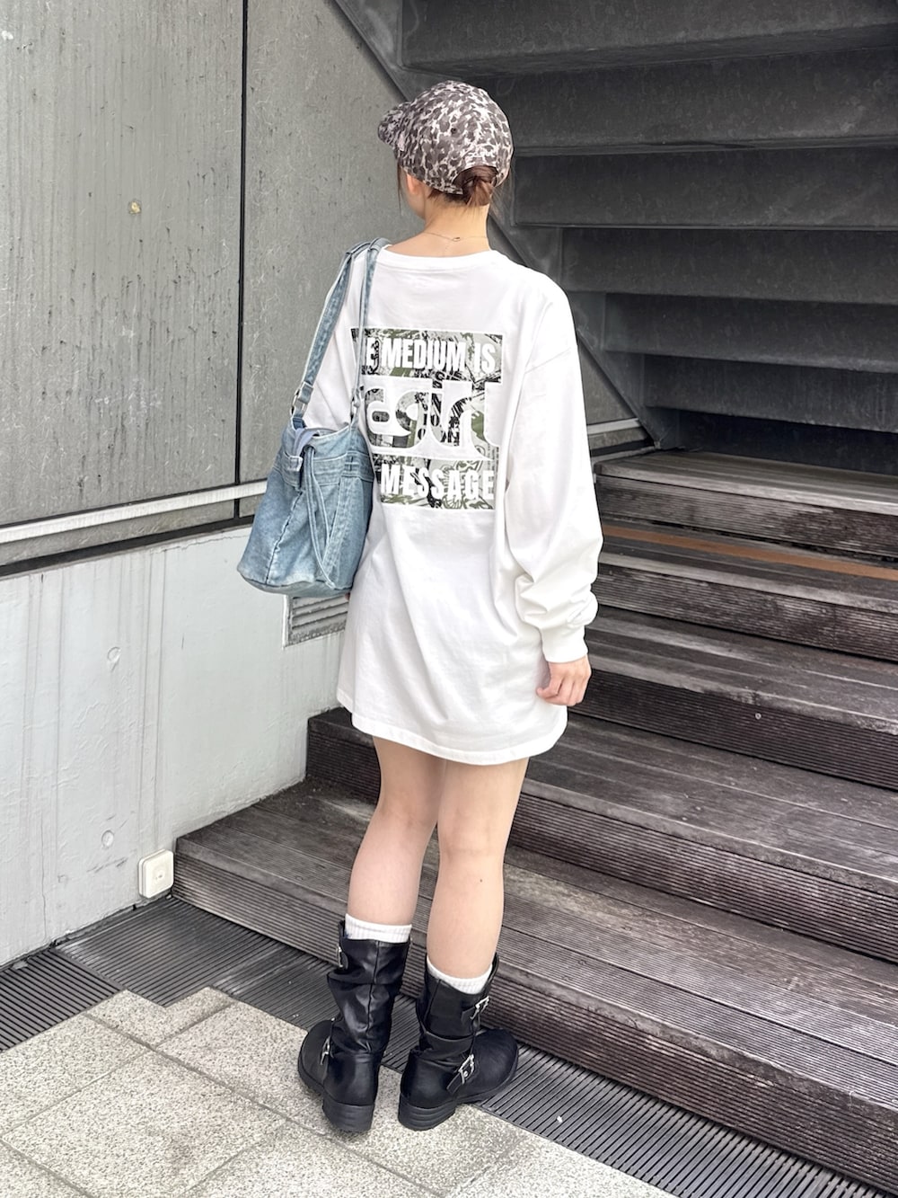 ホワイト系のワンピース、その他のスカート、ブルー系のハンドバッグを着用したレディースの夏コーディネートの3枚目の写真