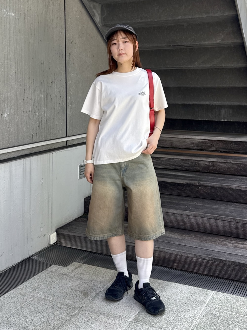 ホワイト系のTシャツ/カットソー、ブルー系のデニムパンツ、レッド系のショルダーバッグを着用したレディースの夏コーディネートの2枚目の写真