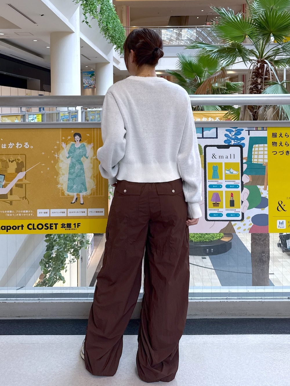 ホワイト系のニット/セーター、ブラウン系のカーゴパンツ、ブラック系のハンドバッグを着用したレディースの秋コーディネートの2枚目の写真